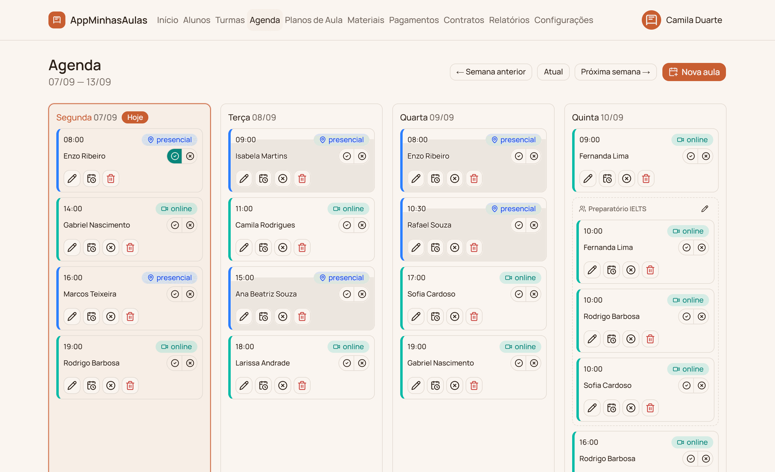 Visão semanal da agenda com aulas coloridas por status